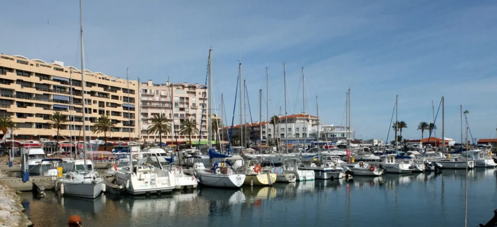 Découvrez Saint Cyprien et son port de plaisance